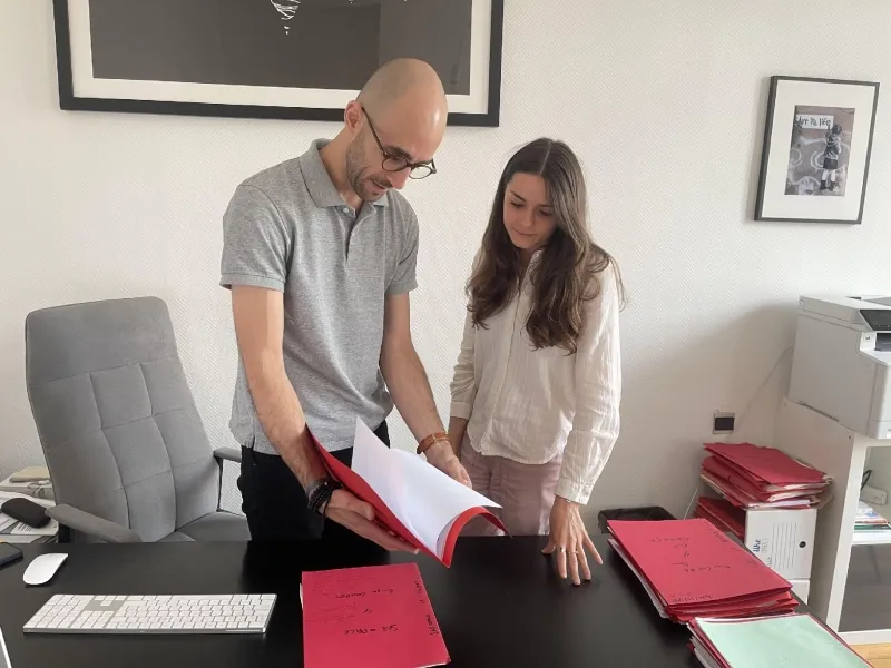 Maître Thomas Herin-Amabile et Maître Margot Arberet examinant un dossier juridique ensemble au bureau du cabinet