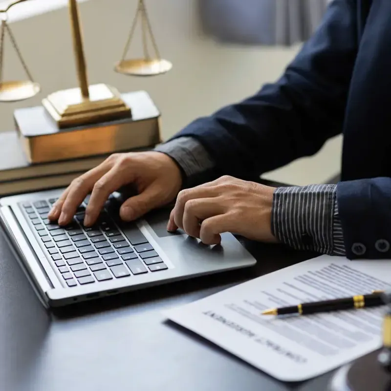 Avocat en droit civil travaillant au bureau avec balance de la justice